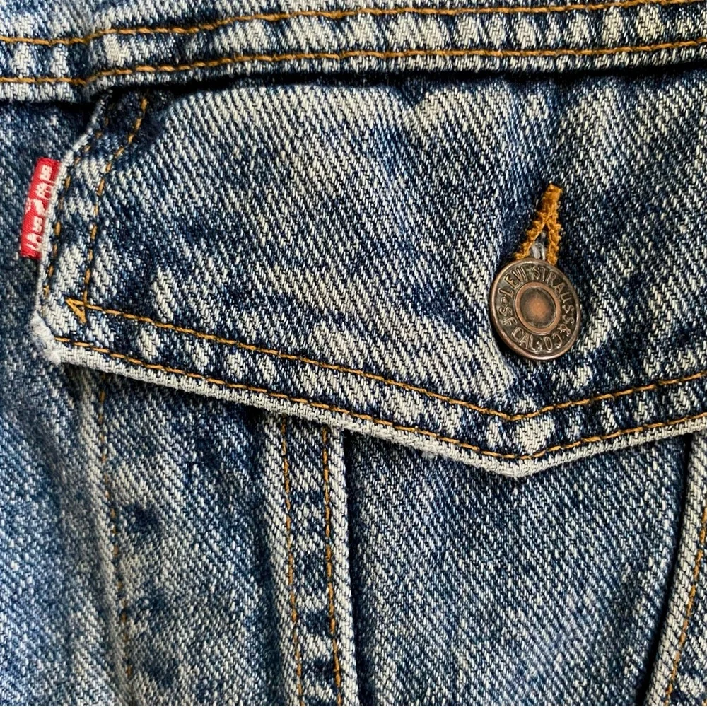 Vintage Levi’s medium-wash denim jacket. 💙 - Picture 6 of 6
